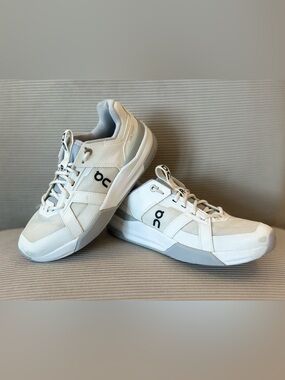 On Kids' THE ROGER Clubhouse Pro in the Undyed / Glacier - youth 3.5